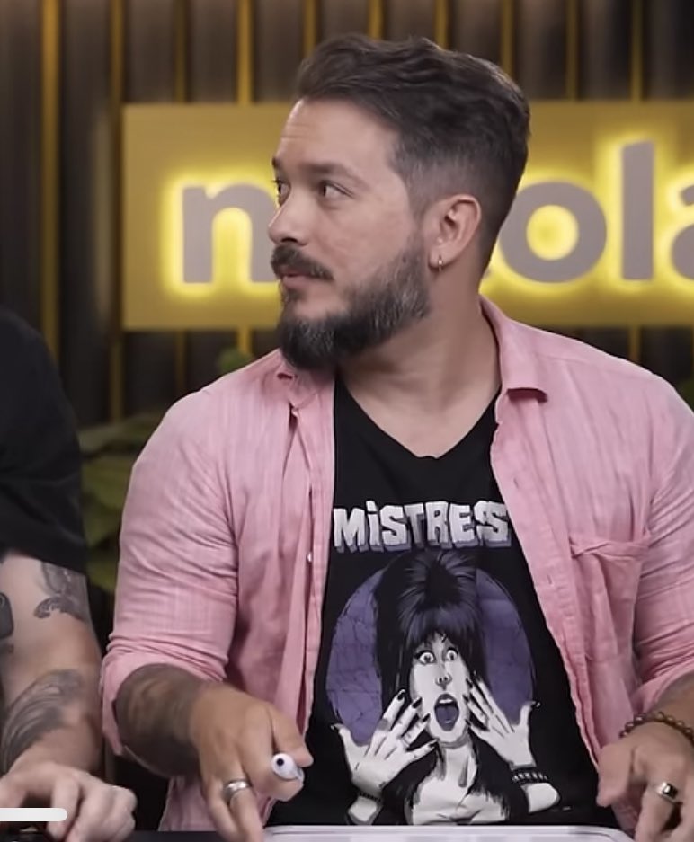 Só queria saber onde o divo comprou essa camiseta da Elvira lindíssima!