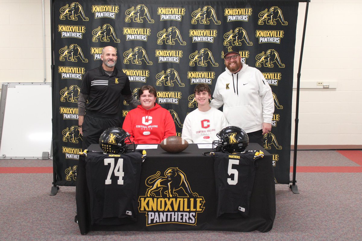 George_Gilbert5's tweet photo. Had an amazing signing day today! Thank you to everyone who came out! https://t.co/ZwZv6WtFQG