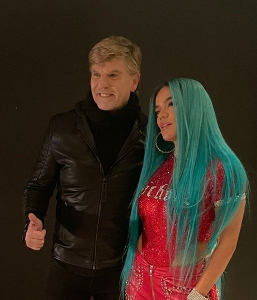 RhJefer92's tweet photo. Reconozco públicamente que @karolg no es del todo de mis agrados musicales; hoy me enteré que Karol invitó a @VilmaPalma a uno de sus conciertos en Argentina y cantaron juntos #AutoRojo 💙 ¡Un encuentro atemporal! GRACIAS KAROL. https://t.co/u1Qhhb356r