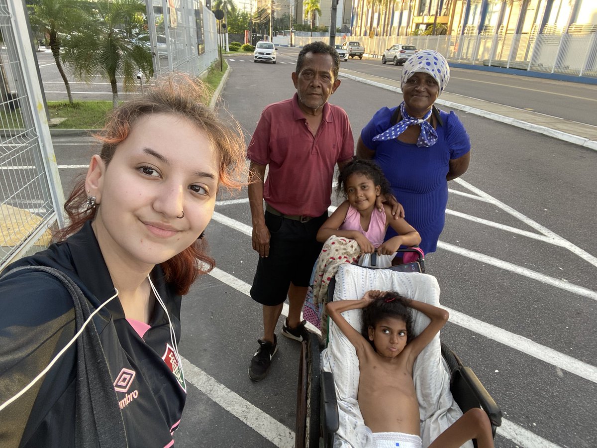 gente, hj fui falar com a dona Tati e a família dela!!
e mesmo com tds as dificuldades, mesmo eles estando sendo despejados, e tudo mais, eles ainda me ofereceram um pouco do lanche q eles tavam comendo :( são pessoas mt boas, de vdd não merecem oq tão passando :(