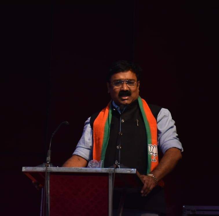 epanchjanya's tweet photo. बड़ी खबर !

बाबरी ढांचे के गुबंद पर चढ़कर कारसेवा करने वाले शख्स को BJP ने दिया राज्यसभा का टिकट।

अजित गोपछडे को भाजपा महाराष्ट्र से भेजेगी राज्यसभा। https://t.co/WFJoCJYMRU