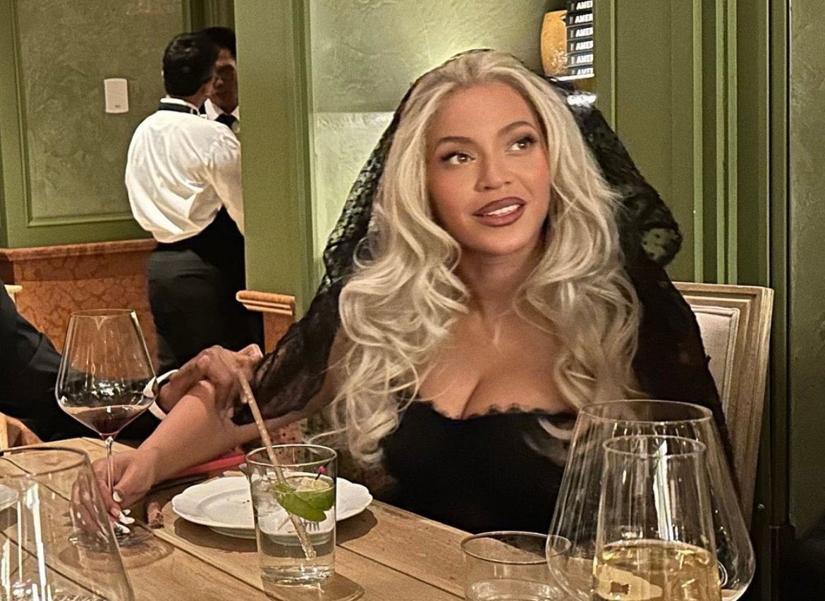 Beyonqce's tweet image. She’s so pretty omg