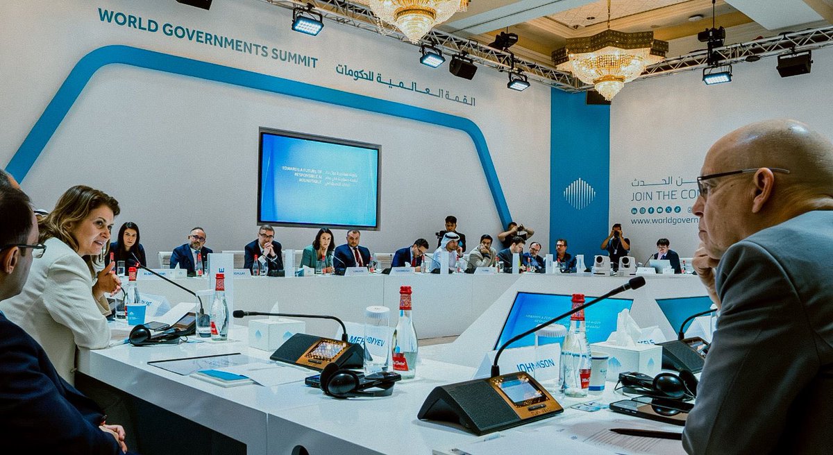 MauricioLizcano's tweet photo. En el @WorldGovSummit participamos en la Mesa Redonda: 'Hacia un futuro responsable de la Inteligencia Artificial'. Aquí estuvieron CEO, directores de tecnología (CTO), miembros de gabinetes y de empresas como @amazon, @Microsoft, @Bloomberg, @MITSloan, @Builderai, entre otros. Pudimos dar a conocer los grandes avances de Colombia en materia de IA.