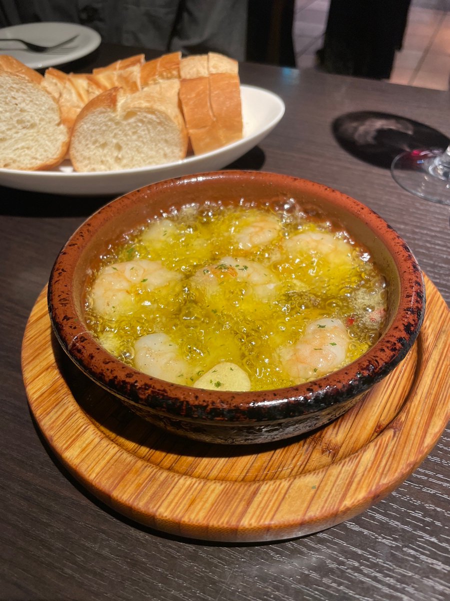 chikamachi_L's tweet photo. スペインのワインメーカーが手掛ける🍷
本場のスペインバル💃
#VINTAE (ビンタエ)
たくさんのワインが揃うVINTAEの大人気メニューは…
🦐🦐海老のアヒージョ🦐🦐
なんとパンは食べ放題🥖💥
美味しいオイルに浸して、たっぷり召し上がれ🤤
▼ぶら下がる生ハム🐖もオススメ
https://t.co/zlMWwGppVy https://t.co/90lEvYYcDd