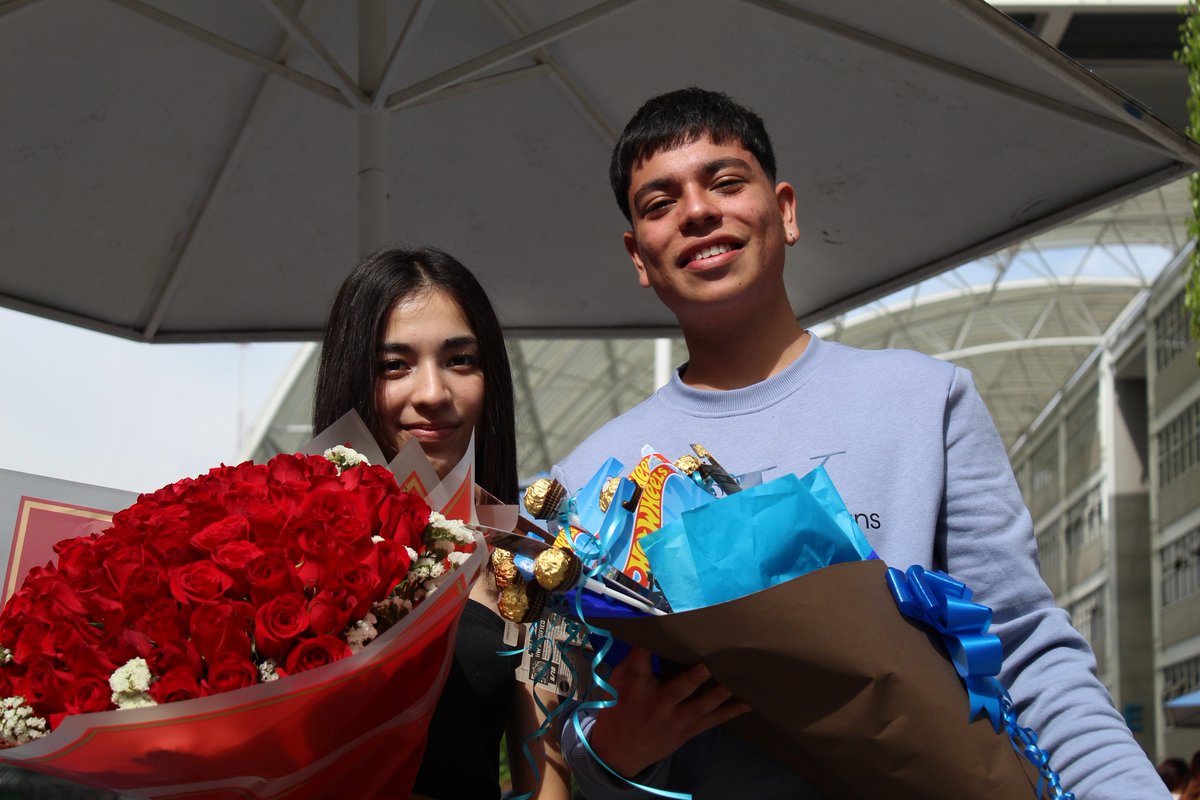 UNITECMX's tweet photo. ¡Amor en el #UNITECecatepec! 🌹💖 Nos llena de alegría ver a todos ustedes compartiendo momentos especiales, regalos y gestos de cariño. ¡Que el amor siga floreciendo en cada rincón! 😍💑 https://t.co/HpSdK8iDHb
