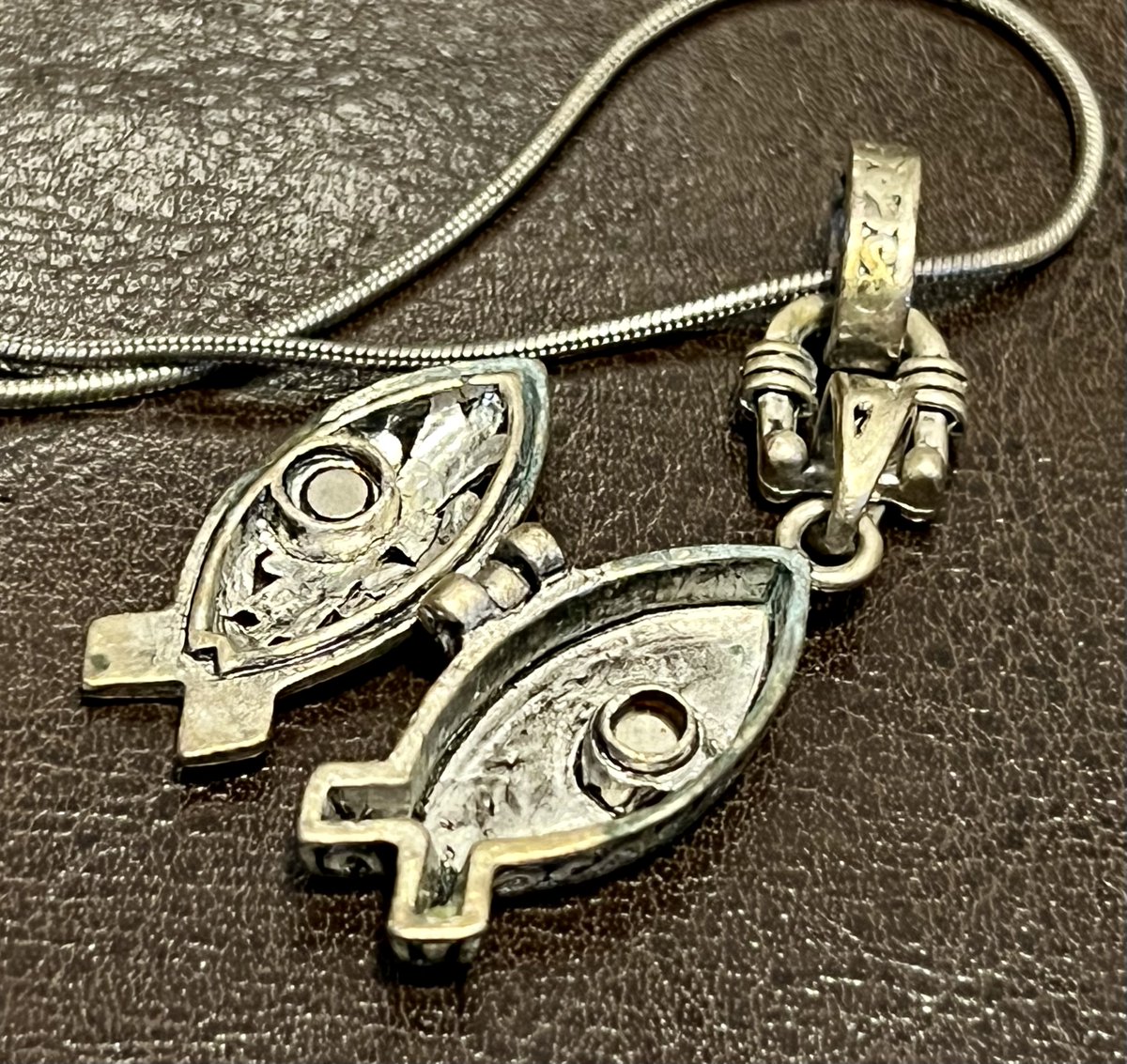 COOL Vintage #Ichthys Fish Prayer Box 20' Silver Tone #Necklace Magnetic FREE SHIP 

#prayerbox #religiousjewelry #vintagejewelry #fish #cross #christian #religiousrelics #HTF #Rare #Unique #ebayfinds #estatejewelry #religious 

ebay.com/itm/2666165707… #eBay via @eBay