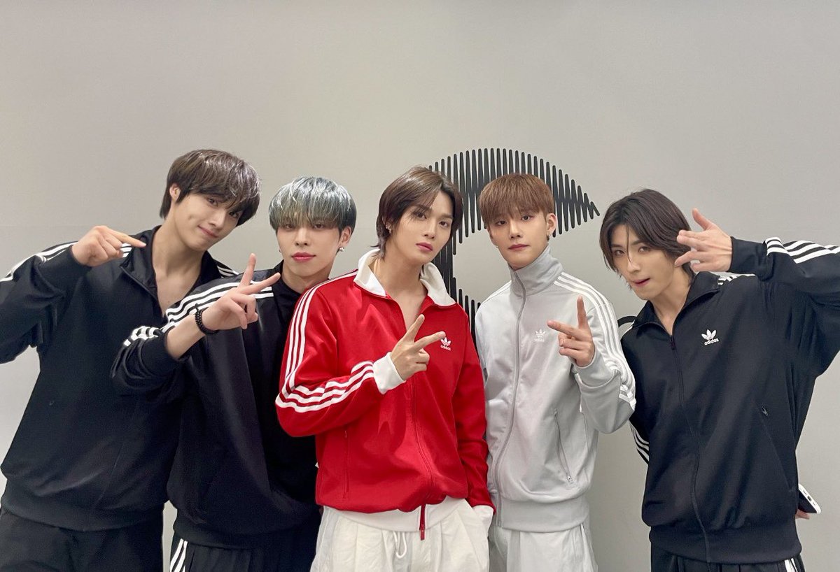 baejinyoxng's tweet image. A heartfelt thank you to our 10 million Lovers or Enemies viewers!