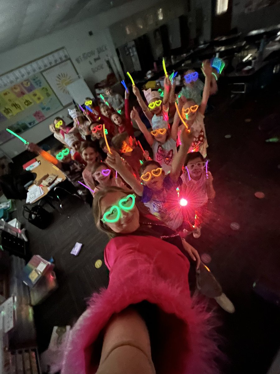 Valentine’s day festivities!🤍❤️#lovethesekiddos
#glowinthedarkdanceparty <a href="/KMElem/">KM Elementary School</a>