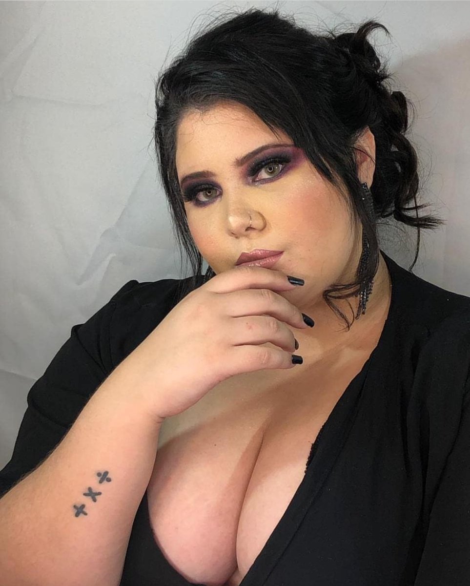 HellsingBBW's tweet photo. to tão peitudinha nessas fotos, goza nos meus peitos vai 😈 https://t.co/JwFo6kVe9Z