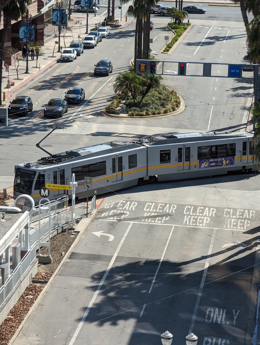 ethitter's tweet photo. A curious sight on the Blue line today...

Looks like a Siemens P2000, judging by its fleet number. Haven't seen one of those on the Blue line before.

 #lametro https://t.co/W0Dkp45bsJ