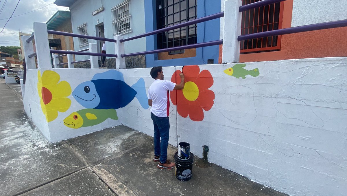 AlcRoscioNieves's tweet photo. ¡Las calles de Roscio se visten de color! Bajo la dirección de la Alcaldesa Sulme Avila, la avenida Bolívar del "Casco Central" cobra vida con impresionantes murales. 🖌💖 ¡#VamosPorMás! 🏙✨⁦@sulmeavila⁩ https://t.co/NSTAiRm28Z