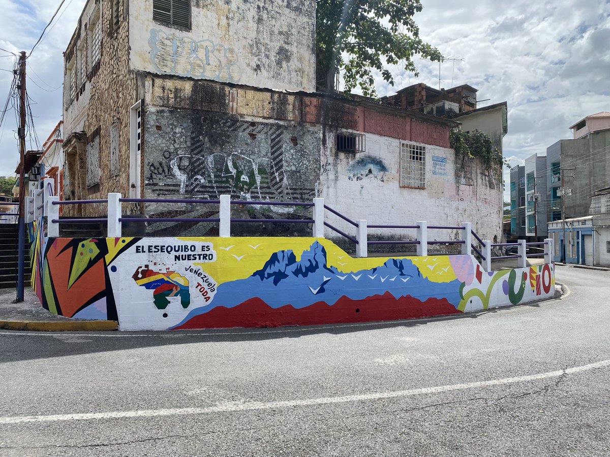 ¡Las calles de Roscio se visten de color! Bajo la dirección de la Alcaldesa Sulme Avila, la avenida Bolívar del "Casco Central" cobra vida con impresionantes murales. 🖌💖 ¡#VamosPorMás! 🏙✨⁦<a href="/sulmeavila/">Sulme Avila</a>⁩