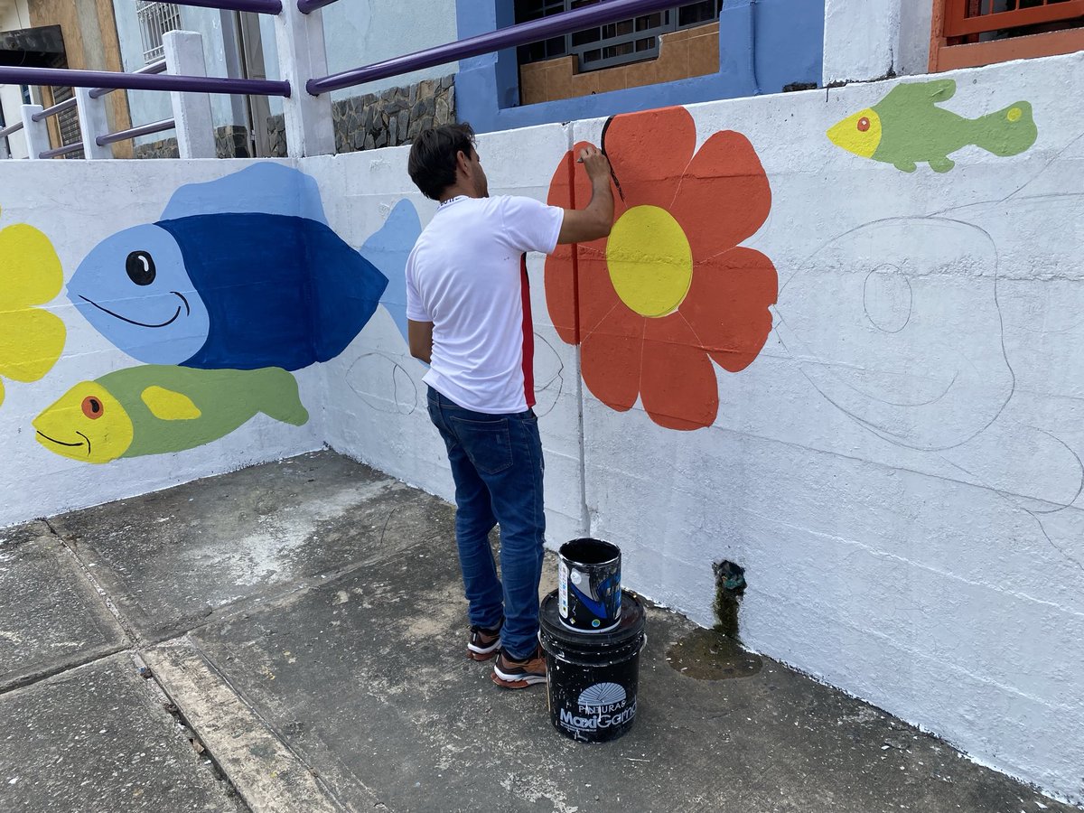 AlcRoscioNieves's tweet photo. ¡Las calles de Roscio se visten de color! Bajo la dirección de la Alcaldesa Sulme Avila, la avenida Bolívar del "Casco Central" cobra vida con impresionantes murales. 🖌💖 ¡#VamosPorMás! 🏙✨⁦@sulmeavila⁩ https://t.co/NSTAiRm28Z