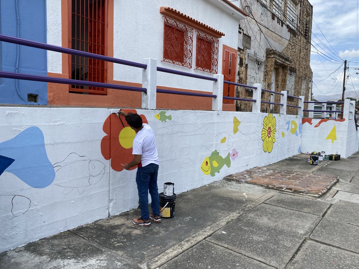 AlcRoscioNieves's tweet photo. ¡Las calles de Roscio se visten de color! Bajo la dirección de la Alcaldesa Sulme Avila, la avenida Bolívar del "Casco Central" cobra vida con impresionantes murales. 🖌💖 ¡#VamosPorMás! 🏙✨⁦@sulmeavila⁩ https://t.co/NSTAiRm28Z