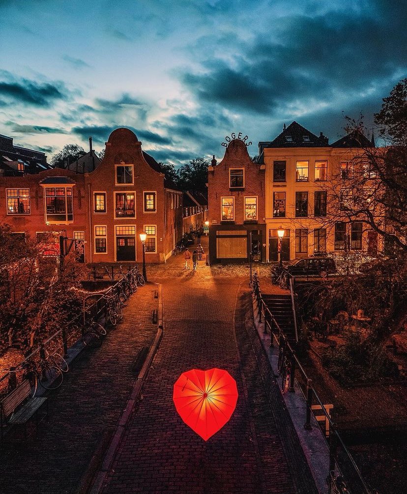 Happy Valentine’s Day! 💖 Discover the magic of Utrecht, a city where love is around every corner. With its picturesque canals, cozy cafes, and stunning architecture, Utrecht is the perfect romantic getaway. 📸 hellofromutrecht via Instagram