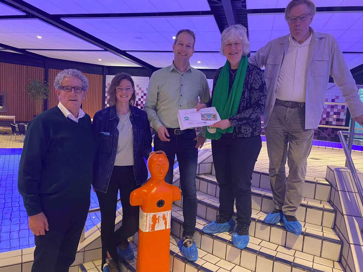 cdawaddinxveen's tweet photo. Onze jaarlijkse Valentijnstaart is dit jaar voor de
@WRB_NL. Al vijftig jaar een belangrijke vereniging in Waddinxveen! @bastienneprins en @PeterBesuijen
overhandigden namens de fractie een bon. De echte taart voor de leden komt a.s. vrijdag! https://t.co/coPyfN12H3