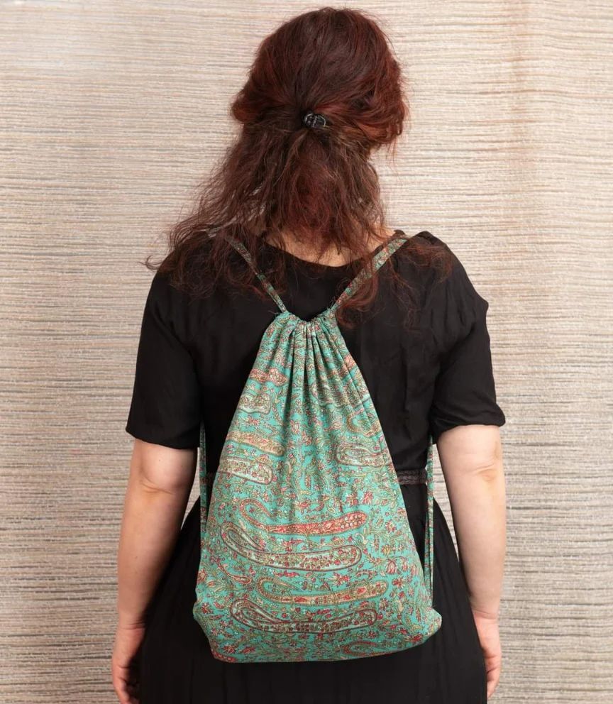 Paisley drawstring tote bag 🍃
Soft silky fabric
Fully lined, inner pocket
Just added to our shop - link in profile
.
.
.
#bohofashionstyle #bohohippiechicstyle #bohostyle #hippieclothes #bohemianhippie #bohohippiestyle #bohohippiestyle #bohofashion #bohohippie #bohohippy #bo…
