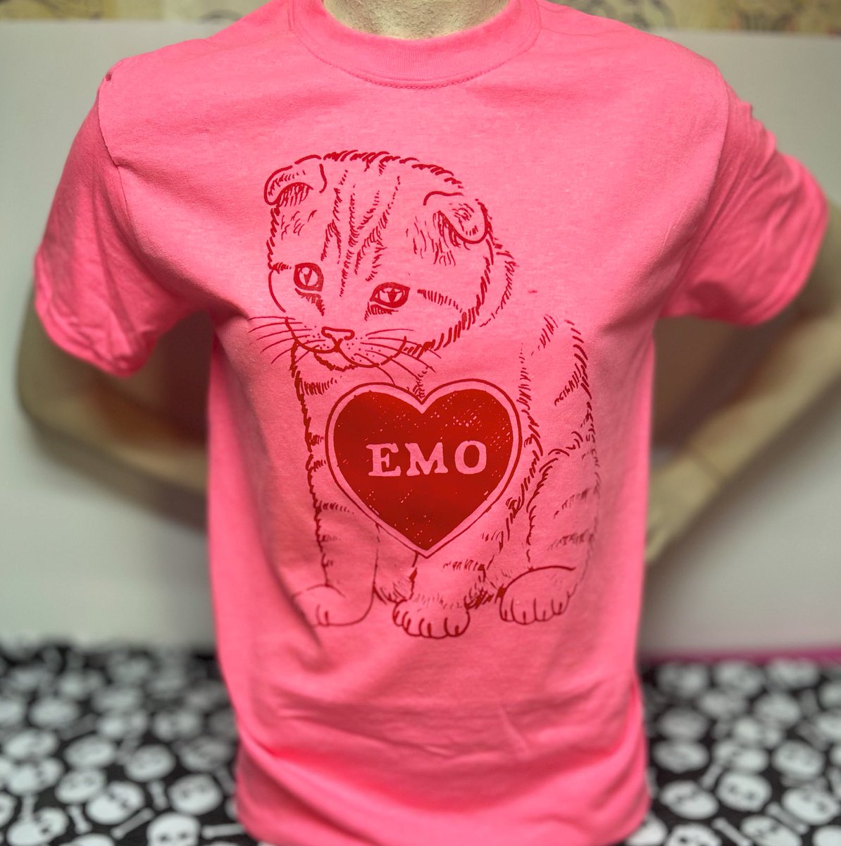 JolieRuin's tweet photo. 🚨NEW SHIRT ALERT!🚨
Black, white or pink Small-5X
#tshirt #DIY #punkrock #screenprinting #riotgrrrlpress #riotgrrrl #girlstothefront #valentine #valentinesday #cat #emo #emocat #catart #kitty #kittycat https://t.co/jzebhumWH9