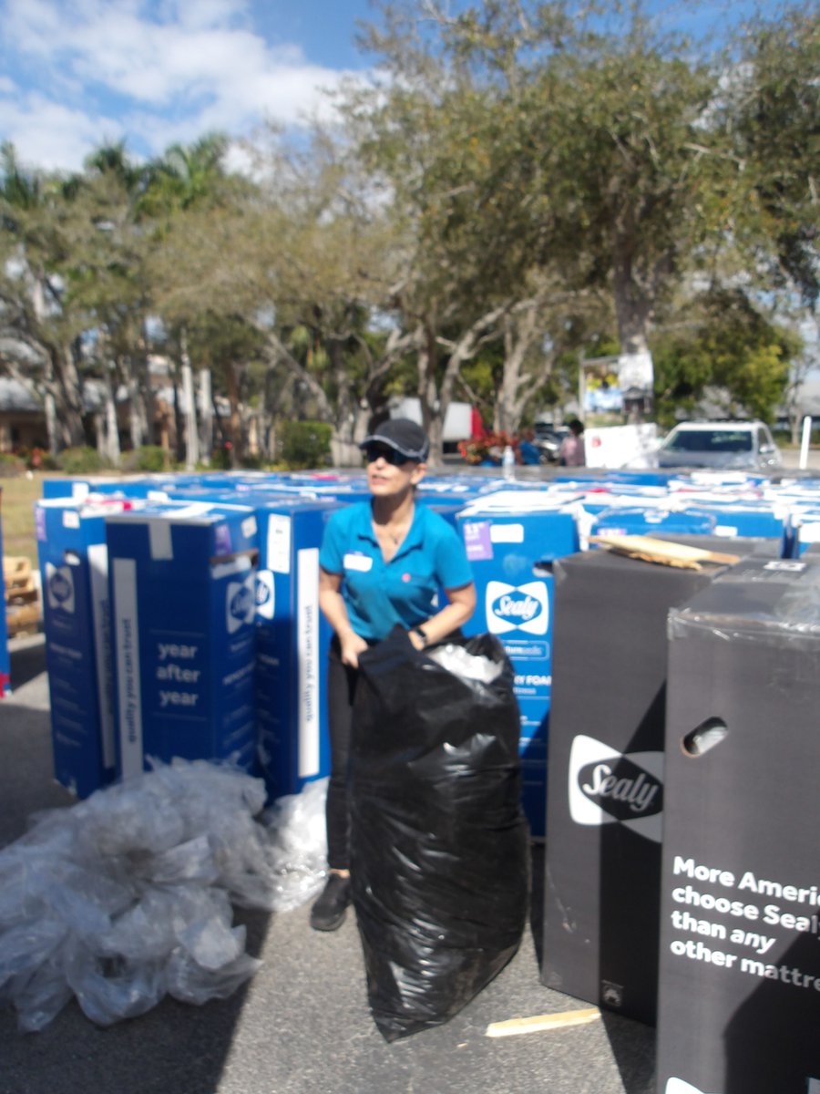 FLUMDisaster's tweet photo. Last Friday, our Long-Term Recovery staff hosted a mattress distribution event for survivors of Hurricane Ian in Southwest Florida. 

Through their work and volunteer support, the team distributed 236 mattresses to approximately 145 households. https://t.co/YI81pPSZiA
