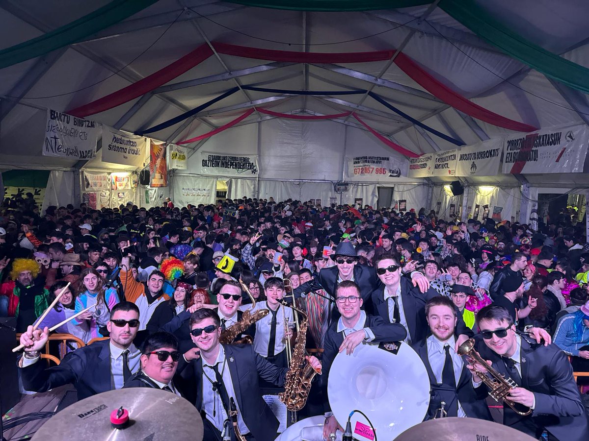 Aupa Peñaaaaaaa!!!

Ikaragarria asteleheneko kontzertua Tolosan! 😎💪🔥🔥
Eskerrikasko hurbildu zinaten guztioi eta batez ere <a href="/tolosakotxoznak/">Tolosako txoznak</a> ri hasieratik emandako tratu paregabeagatik! 🔝🔝💥💥

Hurrengorarte! 
#IzanDebrass✊🏿