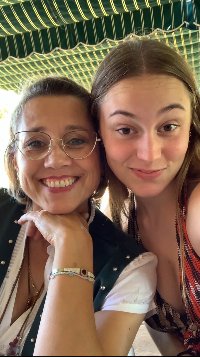 lauorantoss's tweet photo. feliz día para mi madre que es literalmente el amor de mi vida💌 https://t.co/Dfx2pLtBUV