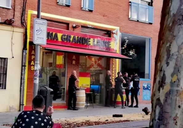 outsidersesp's tweet photo. Agentes de la policía nacional de servicio almorzando en un bar repleto de simbología franquista.

En cualquier país mínimamente democrático estarían suspendidos pero esto es España. https://t.co/Z6kdqswVNE