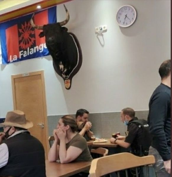outsidersesp's tweet photo. Agentes de la policía nacional de servicio almorzando en un bar repleto de simbología franquista.

En cualquier país mínimamente democrático estarían suspendidos pero esto es España. https://t.co/Z6kdqswVNE