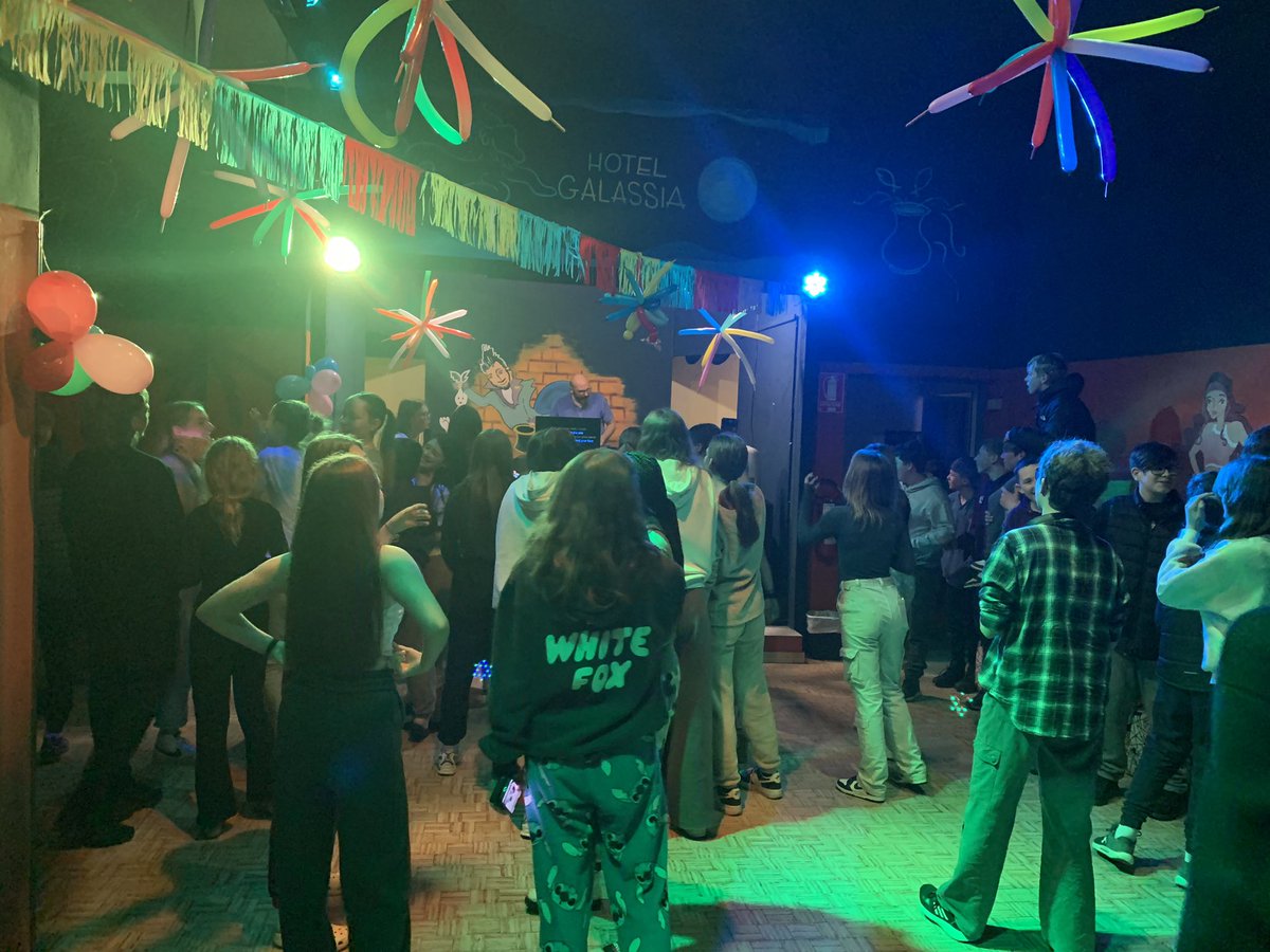 OGACADEMY's tweet image. Blue, Red and Black runs completed by all students today, new found language skills practiced in the pizzeria, karaoke in the discoteca and time for some Y11 revision. A busy day! ⛷️ 🍕 🎤 #ski #mfl #crosscurricular
