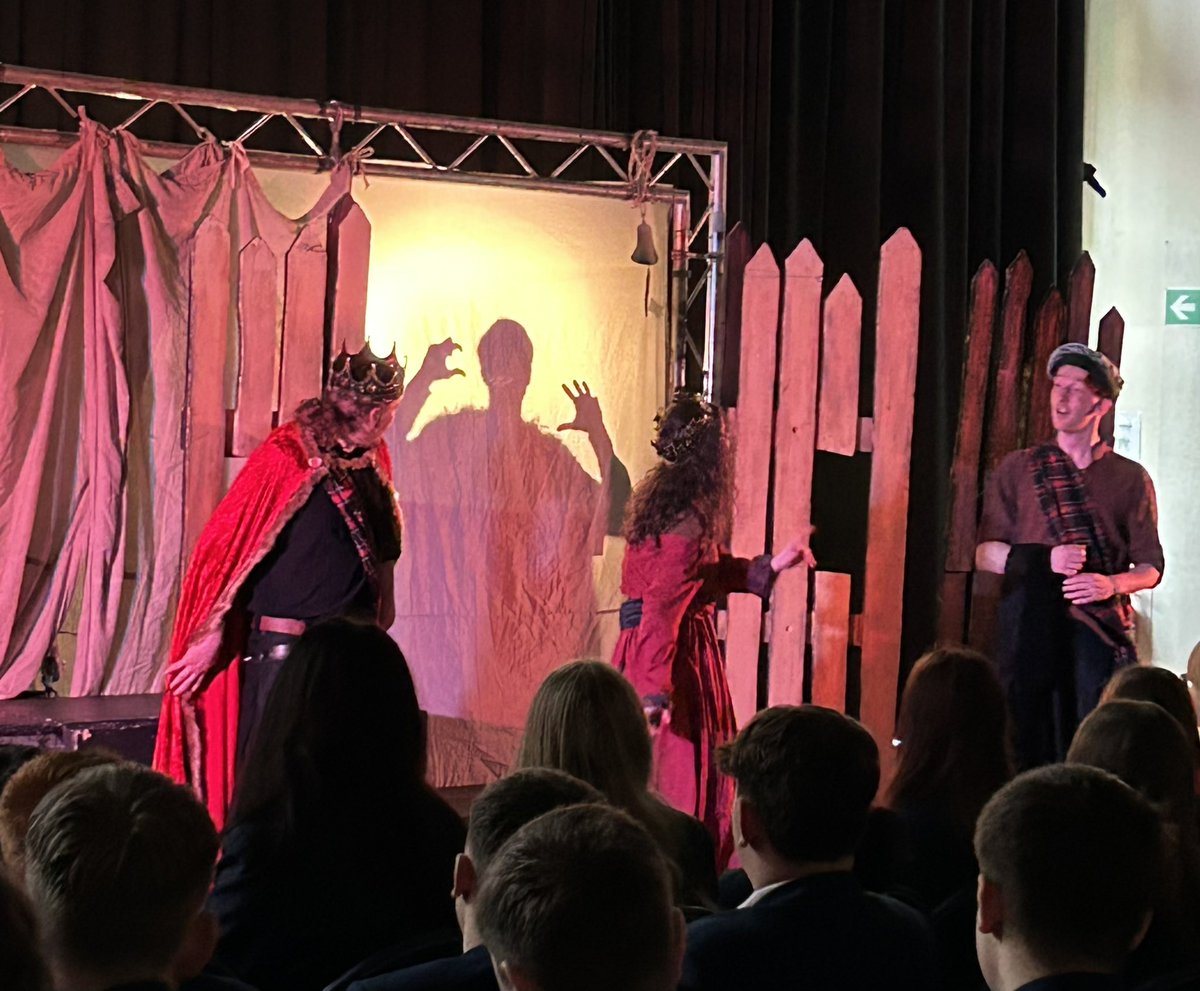 MrGroom1's tweet photo. Today at @PakefieldSchool we were lucky enough to welcome @Quantum_Theatre to our school for a gripping performance of Macbeth. A wonderful portrayal of key characters to support KS4 students in preparation for their upcoming GCSE exam ๐ ๐ฉธ #89daystogo #AQA https://t.co/gpVPCndi7W