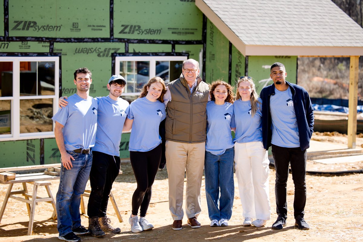 Yesterday, we hosted @Habitat_org CEO @JReckford for a busy day. The day included our 40th-anniversary breakfast featuring #OrangeHabitat CEO @jenniferplayer & previous ED Susan Levy. He ended the day with a visit to @weaversgrove with @UNCHabitat, volunteers, & staff.