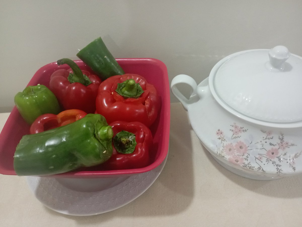 #Boşlukları aşkla #doldurmaya meyilliyizdir. #O doldukça #genişleyen, aşk #sizi terk edenlerin çoğunluğu ve #ıssız içinizde #kalır...