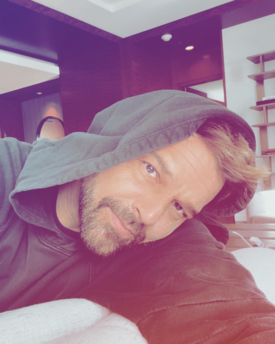 ricky_martin's tweet photo. Este año estoy enamorándome de este que está aquí 👆 ¡Feliz día de San Valentín, mi Kiki! 

This Valentine’s Day, is all about this guy right here 👆 So, Happy Valentines Kiki! 

#BeYourOwnValentines https://t.co/HcBmbSQCcT