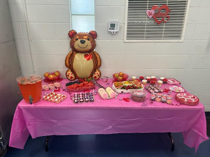 Teachers received a Valentine's treat and handwritten "Thank you" hearts from students! 🧡🖤🧡🖤#VikingStrong