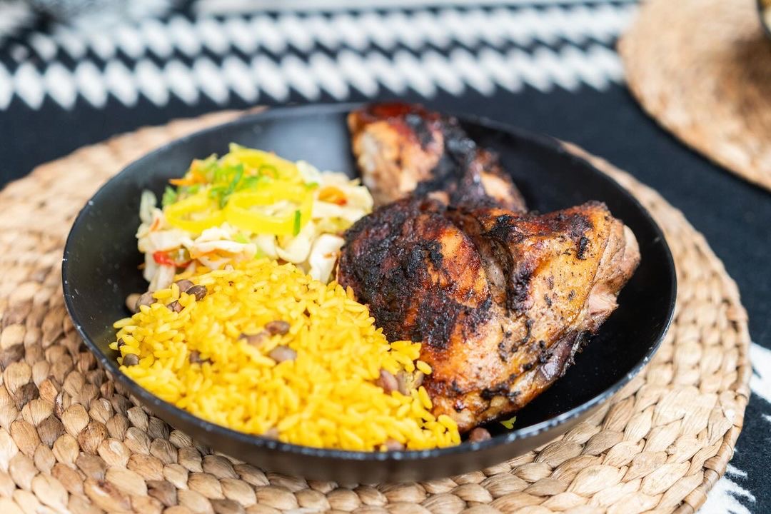 Just a moment of appreciation for this *chef's kiss* Jerk Chicken plate from @thecalypsorose. 🌹