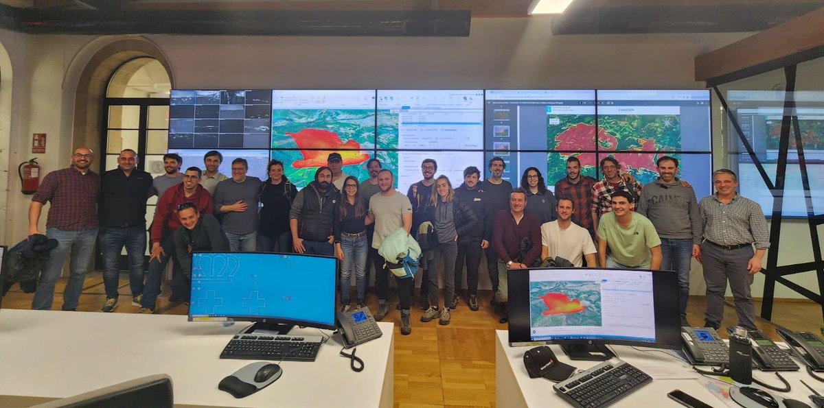 jpicos13's tweet photo. A la tarde desplazamos el @masterFUEGO2022 🔥 a visitar el Centro de Coordinación Central de Defensa Contra #IncendiosForestales de @incendios085 donde comprobamos las capacidades de #XeoCode para deteccion, planificacion de operaciones y analisis y reconstruxxion de #IIFF https://t.co/WWIZ2dm2TS