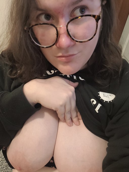 Happy Valentine's Day from your favorite sleepy slut 💕 https://t.co/cAAVgM8bpR