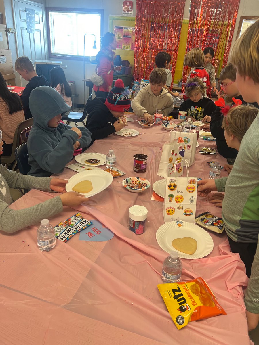 MsFearrington's tweet photo. Our Valentine’s Day party was a blast! Thank you to our room parents for putting this together, and thank you parent volunteers! 💌 https://t.co/UtcvjBM0nn