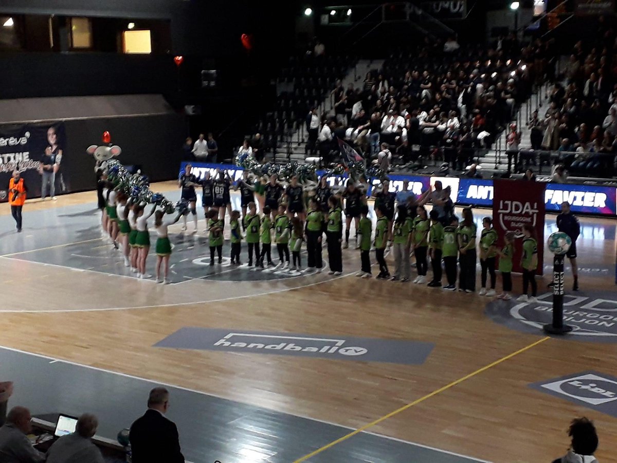 Sortie handball pour notre club ce soir avec la rencontre Dijon - Plan de Cuques ! 

Le vert était de sortie dans les tribunes mais aussi sur le terrain puisque nos jeunes ont accompagné les joueuses en avant-match 😀 

Merci à la @jdadijonhand pour l’accueil 🤝

#VertetFier