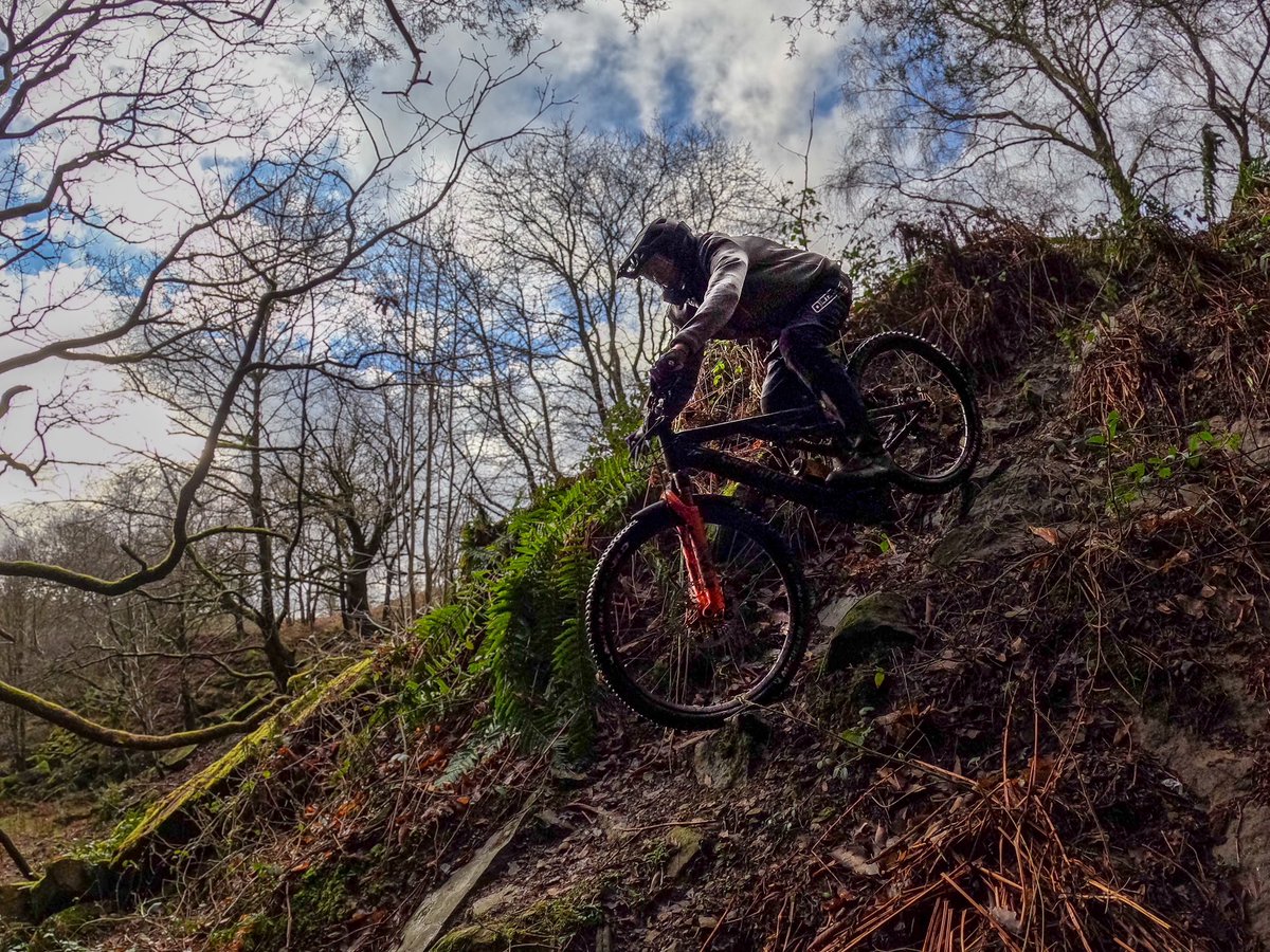 Getting right over that #hump for the crew @Absolutemtb1 @UKMTB_Chat @TotalMTB_ #bringthesteeps 👊👊 -#mtb #dreamy #letsgo