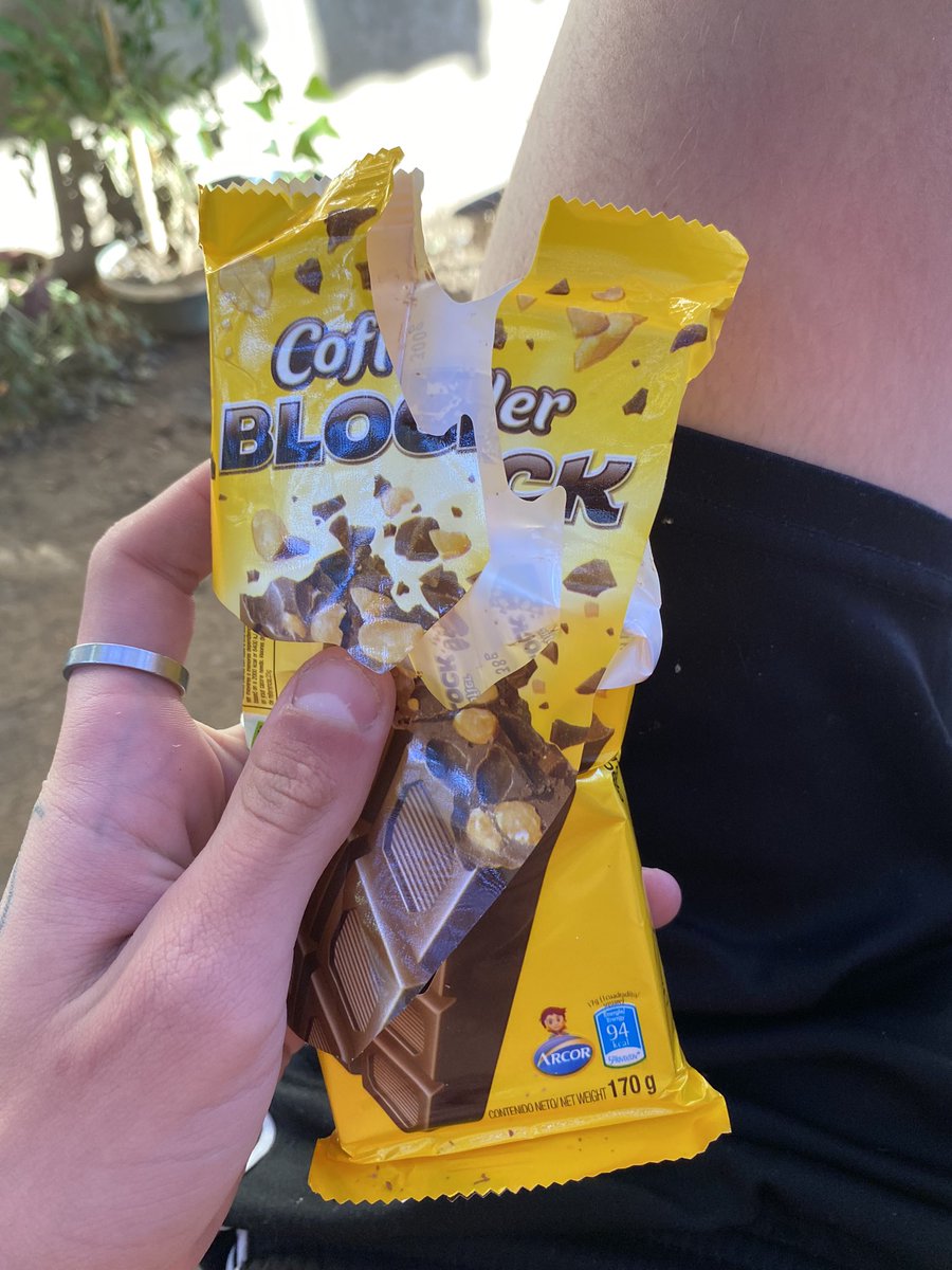 le compre un chocolate pero no aguante a dárselo..