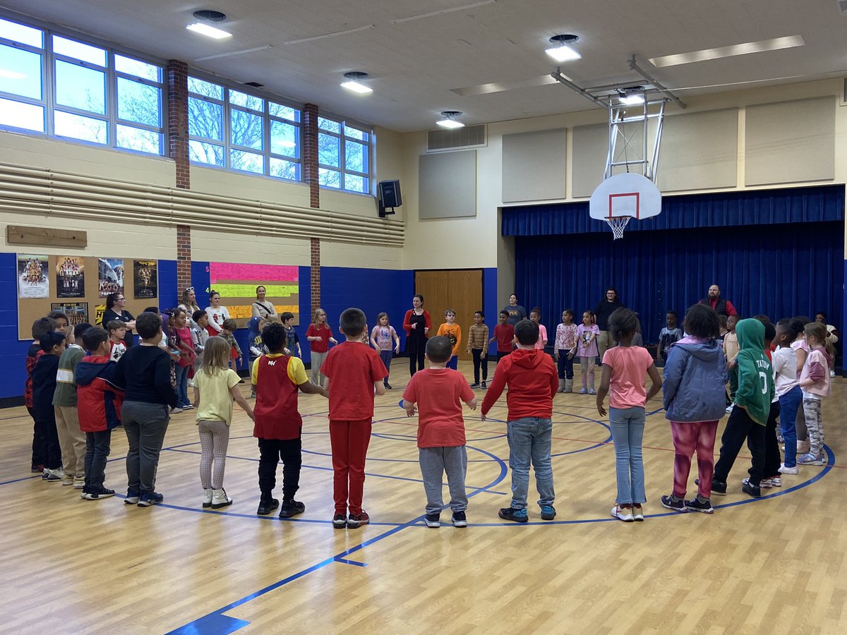 Love is in the air! Fancy lunch at WBE (another piano gig) and spreading some well-deserved thanks at Parkade. We have a school district full of educators who are putting their hearts into their work! #wbehere #cpsbest <a href="/ParkadePanthers/">Parkade Elementary</a> <a href="/mltneale/">Morgan Neale</a> <a href="/amywatty/">Amy Watkins</a>