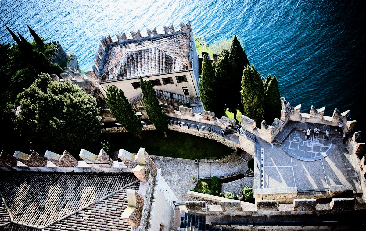 JSRoy_'s tweet image. 12-09-1786 y 13-09-1786. #Goethe recuerda a Virgilio tras ver el lago de Garda. Para él #Torbole es una suerte de Jauja con vecinas verduleras. Al partir de su embarcadero, hace tanto viento que los remeros han de parar en #Malcesina, donde realiza un croquis de su castillo.