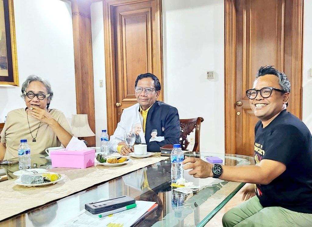 Kita mengawali. Kita berjuang bersama. Kita tak akan pernah pergi meninggalkan mereka. Perjuangan ini tidak akan pernah diakhiri. Kita bangga tidak menjadi bagian dari komplotan culas dan "mencla mencle".

#LawanOligarki 
#LawanKorupsi
#SupremasiSipil 
#FightForDemocracy