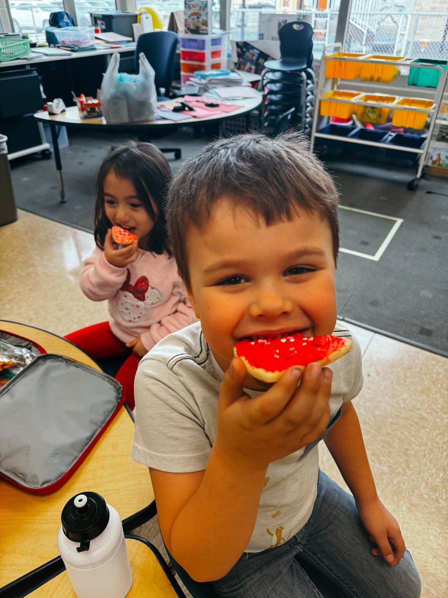 mrmcleod_d's tweet photo. THANK YOU @HyVee FOR THE DELICIOUS COOKIE DONATION. 🍪 😋 These were the perfect addiction to our Valentine celebration! 💌 

#GibbsRPS https://t.co/OXs2ZlxItN