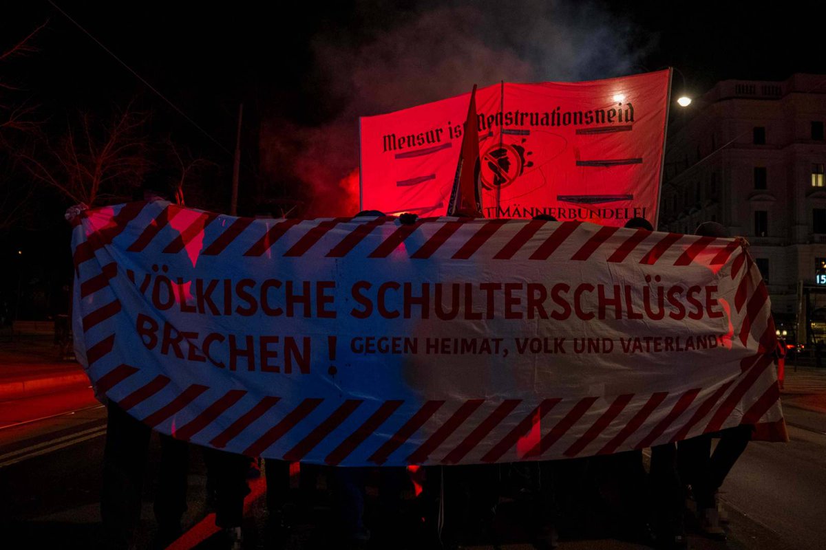 antifa_w's tweet photo. Völkische Schulterschlüsse brechen! 

Rund 700 Antifaschist:innen waren heute auf den Straßen Wiens. Hunderte Antifaschist:innen drückten sich während des antifaschistischen Budenbummels kämpferisch und lautstark gegen die Normalisierung von elitären Männerbünden, /1 https://t.co/aEmi4z3Tox