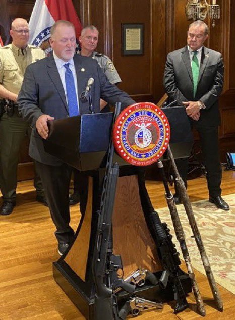 LauraAnnSTL's tweet image. The White House has contacted Kansas City Mayor Lucas, offering federal assistance.

In 2021, Missouri Republicans passed #HB85, declaring fed gun laws invalid in MO. It also banned local police from assisting feds in enforcing federal gun laws. PDs face $50k fines for assisting.