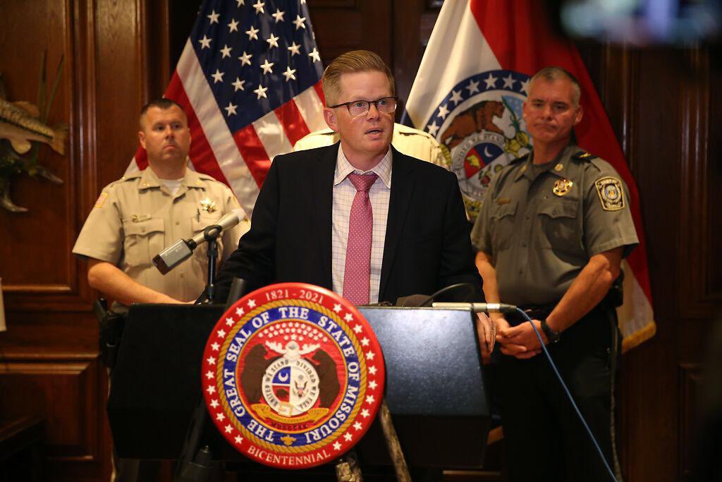 LauraAnnSTL's tweet image. The White House has contacted Kansas City Mayor Lucas, offering federal assistance.

In 2021, Missouri Republicans passed #HB85, declaring fed gun laws invalid in MO. It also banned local police from assisting feds in enforcing federal gun laws. PDs face $50k fines for assisting.