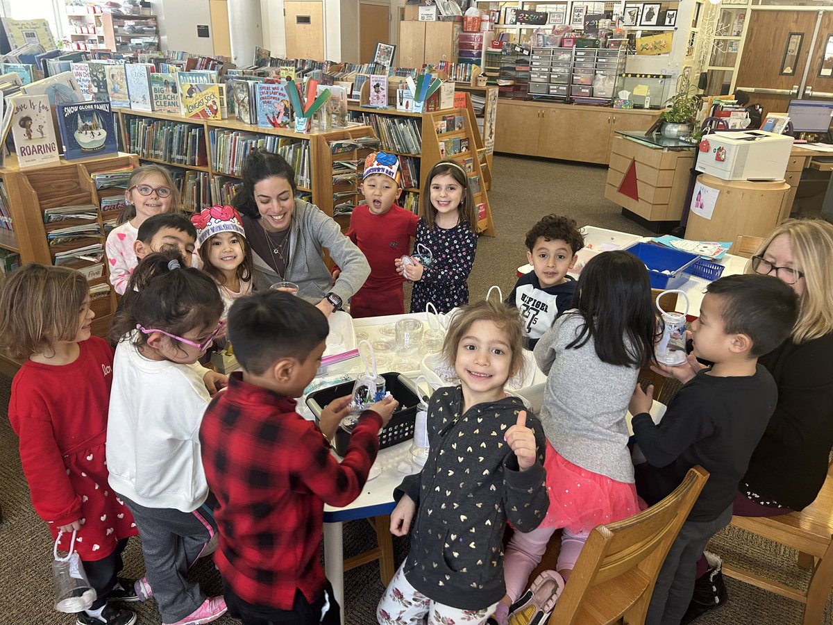 YaelGogolev's tweet image. We ended our winter animals #PebbleGo @CapstonePub research in kindergarten with super cute 🥰 snow globes complete with fake snow &amp;amp; our researched animals!  #ewlearns @NorthSideEW @MrsKirell @AlisonLButler #libraryfun #whosaidresearchisntfun