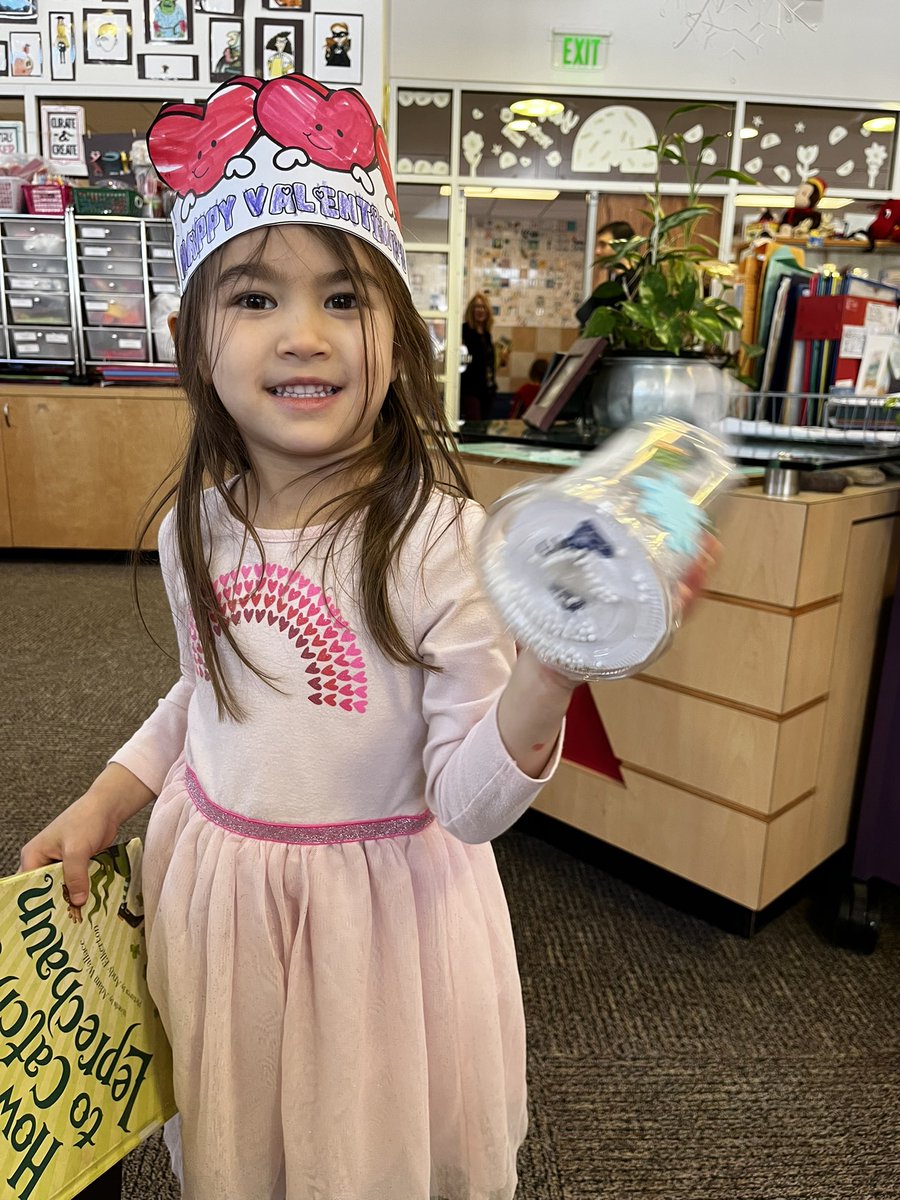YaelGogolev's tweet image. We ended our winter animals #PebbleGo @CapstonePub research in kindergarten with super cute 🥰 snow globes complete with fake snow &amp;amp; our researched animals!  #ewlearns @NorthSideEW @MrsKirell @AlisonLButler #libraryfun #whosaidresearchisntfun