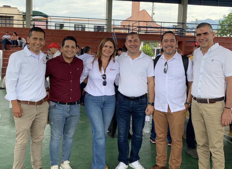 ramirezsandram's tweet photo. Muy complacida de aportar en representación de la entidad cameral, en la construcción del Plan de Desarrollo departamental. Trabajando de forma articulada por el occidente del Huila. 🙌🏻 @CCHuila @LinaMar47706282 @ClaraInesTrivi2 https://t.co/LvYBzzCDsc